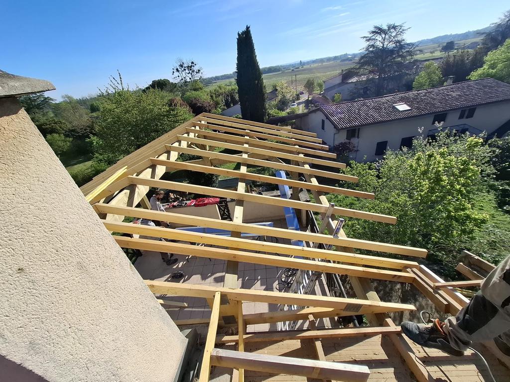 Pose de charpente, vue aérienne du chantier