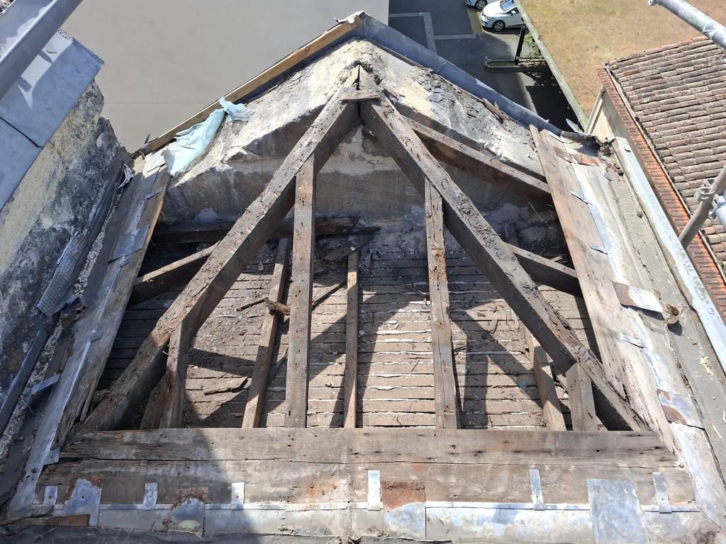 Charpente dégradée avant rénovation
