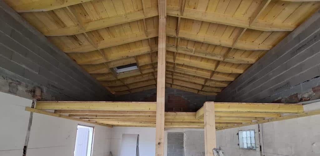 Charpente traditionnelle en bois avec assemblages apparents